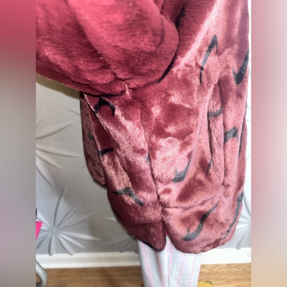 NWT Nike SZ XXL Merlot colored zip front car length jacket w/4” slit each side. - Picture 3 of 7